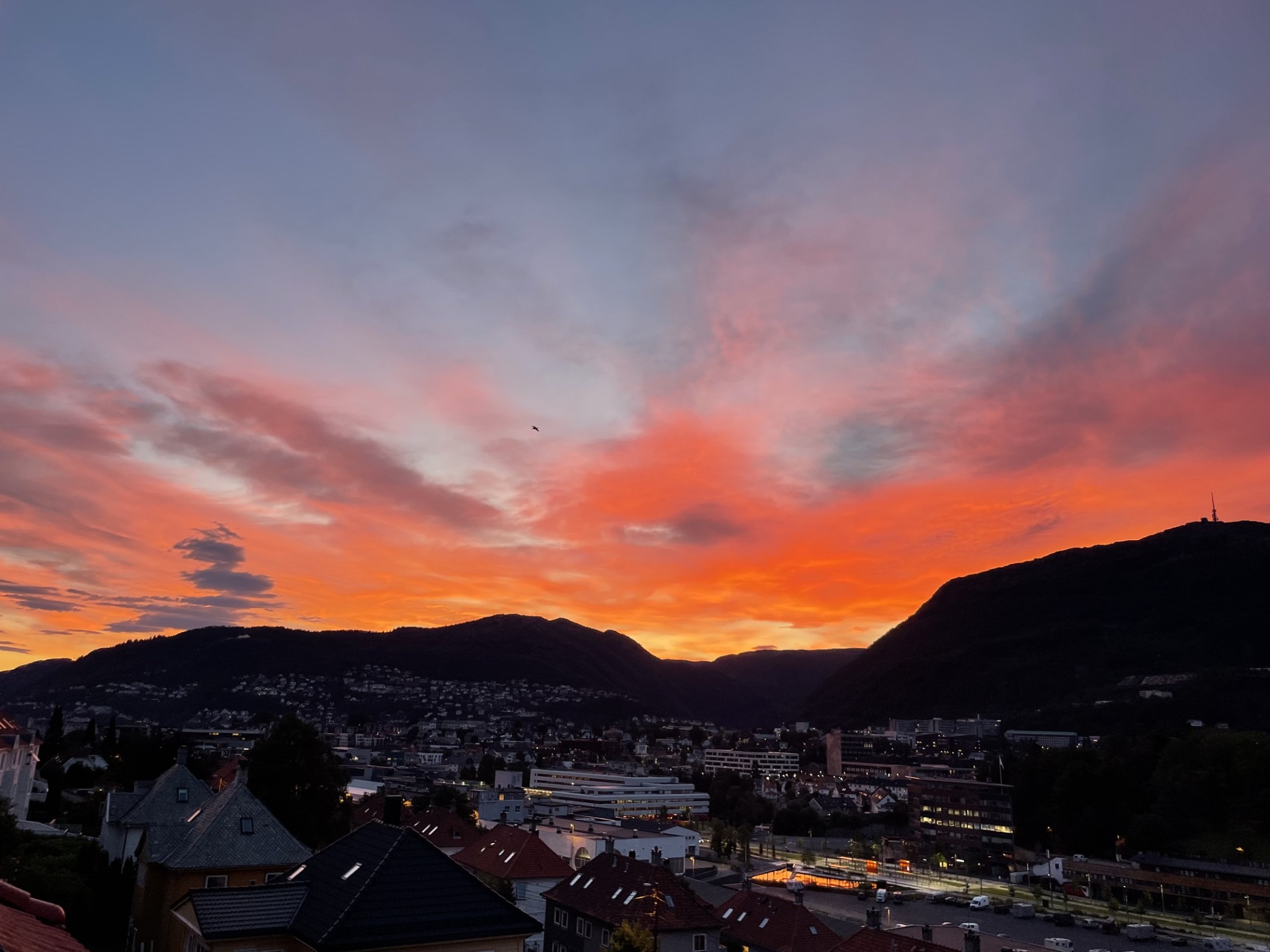 Utsikt fra skråvindu i gang